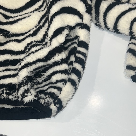 REVOLVE x Plush Stay Warm & Cozy Zebra Sherpa Teddy Jacket Size Small. - Picture 13 of 16